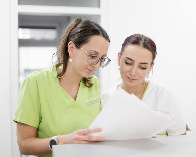 Illustration des Vorgangs eines Implantats am Zahn